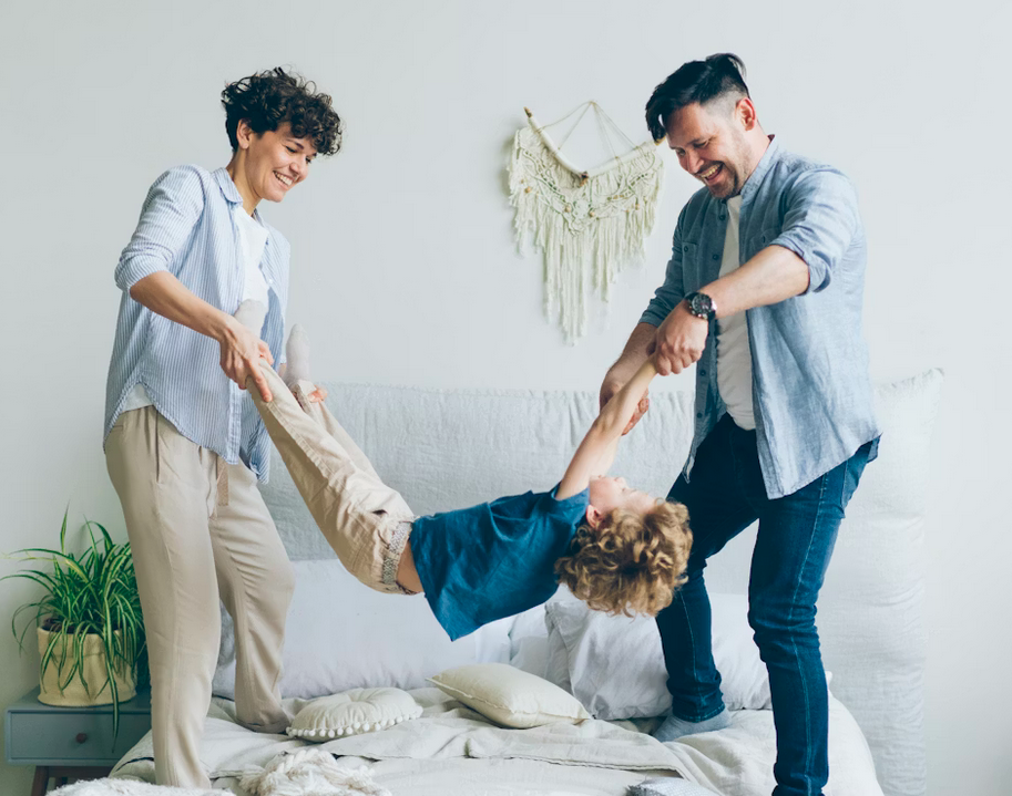 Professionista domestica che si prende cura della casa